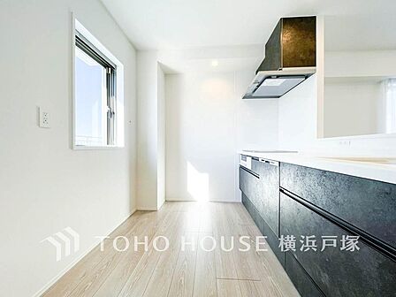 【Kitchen】手元の収納から、足元の収納までが全てスライド式で、奥のスペースまで有効に活用できます。奥まで上から見渡せるので、たまにしか使わない調理器具もサッと取出せます。