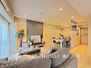【Living room】広々としたリビングダイニングは、シックでモダンな内装。落ち着いた雰囲気に包まれて、伸びやかな空間の中で、ゆったりと家族団らんのひとときを過ごせます。