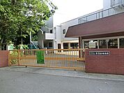 モンテッソーリ教育を指針としています。一人ひとりが自分で考え、行動し、その子なりの歩みで一歩一歩成長していき多くの人と関わりながら自分を創っていくことができるよう見守ってます。