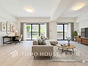 【Living room】ここにはみんなが集い、食事と楽しい会話が始まる。話に夢中になりすぎて、ついつい時を忘れてしまう。そんな束の間の幸せを感じさせてくれる場所。