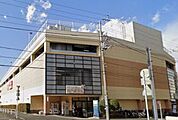 駅周辺の躍動に寄り添う信頼のパントリー。確かなクオリティが、夕暮れ時の買い出しをスマートで心地よい時間へと整えます。
