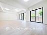 室内：【Living room】家族みんなが爽やかに健やかに過ごせるように、溢れる光をたっぷり取り込んだリビングダイニング。集いの場、憩いの場としての快適性を求めたやすらぎの空間です。