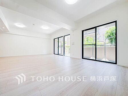 【Living room】家族みんなが爽やかに健やかに過ごせるように、溢れる光をたっぷり取り込んだリビングダイニング。集いの場、憩いの場としての快適性を求めたやすらぎの空間です。