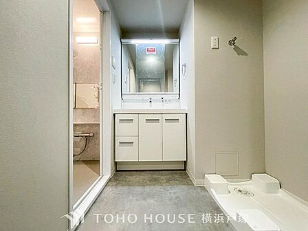 【Powder room】ご家族の1日が始まり、1日の終わりを締めくくる洗面空間。快適に過ごせることはもちろん、気品や優雅さを兼ね備えたパウダールームです。