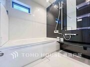 【Bathroom】リラックスできるよう優しいカラーをチョイスしました。時を忘れるほどのんびりできる空間に。
