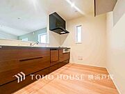 【Kitchen】手元の収納から、足元の収納までが全てスライド式で、奥のスペースまで有効に活用できます。