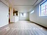 室内：【Living room】明るく開放的な空間が広がるLDK。室内には豊かな陽光が注ぎ込み、爽やかな住空間を演出。