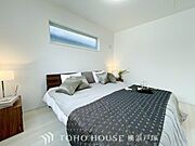【Room】1日の疲れを癒し、心地よく寛げるようゆったりとした広さを確保しています。プライベートタイムをより優雅に穏やかに…。落ち着いた雰囲気を紡ぎます。