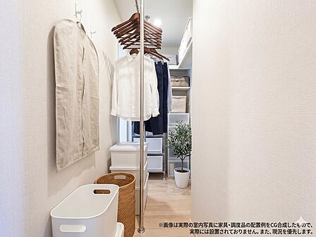 【WIC】大切な衣類を機能的に収納できるウォークインクロゼット。ゴルフバッグやキャリーバッグなどもすっきりと片付けられます。高い収納率を実現する多彩な収納スペースを確保しました。