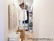【WIC】大切な衣類を機能的に収納できるウォークインクロゼット。ゴルフバッグやキャリーバッグなどもすっきりと片付けられます。高い収納率を実現する多彩な収納スペースを確保しました。