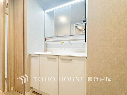 「Powder room」十分な大きさの洗面台は収納もさる事ながら、身だしなみチェックや歯磨きなど、朝の慌ただしい時間でもホテルライクなスペースで余裕とゆとりを感じて頂けます。