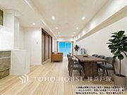 【Living room】広々としたリビングダイニングは、シックでモダンな内装。落ち着いた雰囲気に包まれて、伸びやかな空間の中で、ゆったりと家族団らんのひとときを過ごせます。