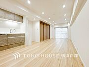 【Living room】ご家族やお客様との時間など、多くの時を刻む空間。何気なく過ぎる時でさえも上質なひと時となる快適な空間を目指して。