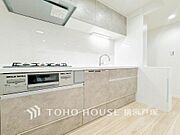 【Kitchen】手元の収納から、足元の収納までが全てスライド式で、奥のスペースまで有効に活用できます。奥まで上から見渡せるので、たまにしか使わない調理器具もサッと取出せます。