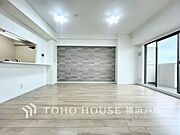 【Living room】ご家族やお客様との時間など、多くの時を刻む空間。何気なく過ぎる時でさえも上質なひと時となる快適な空間を目指して。