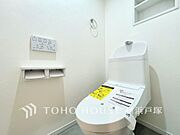 【Toilet】いつまでも清潔な空間であって頂けますように、目に留まるだけではなく、汚れをふき取り易いフロアと壁紙をチョイス致しました。毎日の生活を快適にお過ごし頂けますよう、落ち着いた雰囲気です。