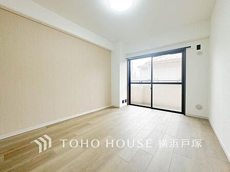 【Room】穏やかな風と陽光を導き、プライバシーに配慮された設計プランを採用し、居住性を一段と心地よいものにしています。明るく開放的な空間を演出しております。