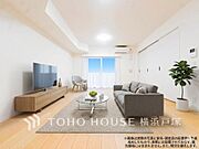 【Living room】家族と過ごすひと時を溢れる光が優しく包み込むリビングダイニング。家族とともに、心穏やかに過ごすひととき。家族との時間、自分の時間を大切にできる空間がここにあります。