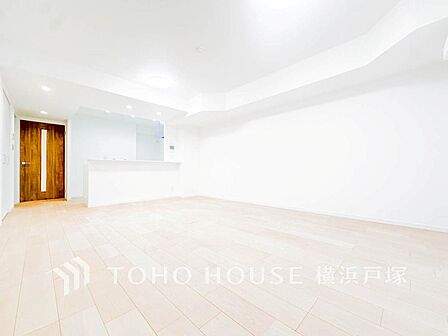 【Living room】明るく開放的な空間が広がるLDK。室内には豊かな陽光が注ぎ込み、爽やかな住空間を演出。ホームパーティーでもゲストと一緒に料理を楽しみながら楽しい時間を過ごせそう。