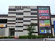 スーパー「食品館あおば」、ドラッグストア「クリエイトS・D」、100円ショップDAISO、バイキングレストランなどが入る暮らしに便利な複合商業施設です。