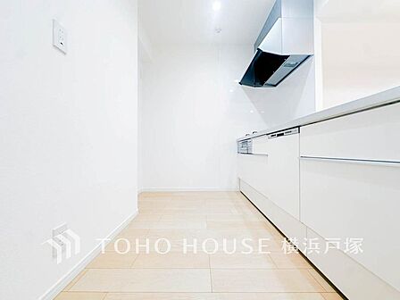 【Kitchen】使い勝手の良い設備のキッチンで効率よくお料理もできます。食する料理に家族が舌鼓を打ち自然と笑いが絶えない空気感がそこに広がります。自慢の腕をふるってください。