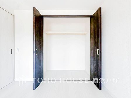 【Storage】整理整頓がしやすい収納スペース。日常の必需品をすっきり収納し、部屋を広く保つ機能的な設計。