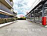 駐車場：【Car space】ゆったりとした駐車スペースを確保いたしましたので、大きめのお車でも駐車可能です。自転車やバイクなど、ゆとりのある敷地で置き場所に困ることはないでしょう。
