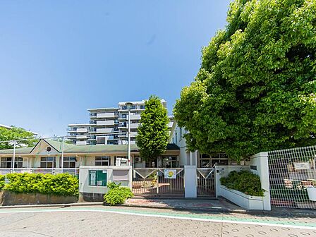 風の丘・上大岡東保育園(800m)保育方針として、一人一人のありのままを受け止め、主体的な活動やこども同士のかかわりを大切にしています。地域に開かれた保育園として園庭開放や子育て相談も行っています。