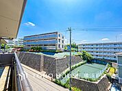 【View】開放感があり、遮るものもなく気持ちのいい景色が広がります。お部屋にも爽やかな風と暖かく柔らかな日差しが差し込み、毎日の暮らしを豊かに彩ります。