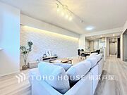 【Living room】ここにはみんなが集い、食事と楽しい会話が始まる。話に夢中になりすぎて、ついつい時を忘れてしまう。そんな束の間の幸せを感じさせてくれる場所。