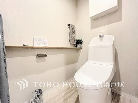 【Toilet】いつまでも清潔な空間であって頂けますように、目に留まるだけではなく、汚れをふき取り易いフロアと壁紙をチョイス致しました。毎日の生活を快適にお過ごし頂けますよう、落ち着いた雰囲気です。