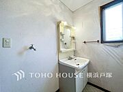 【Powder room】ご家族の1日が始まり、1日の終わりを締めくくる洗面空間。洗濯機を配置しても十分なスペースを確保した設計となっております。