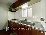 【Kitchen】ご家族みんなで調理ができる位のスペースを実現したキッチン空間となっております。みんなで作った料理を召し上がりながらの会話は、どのような物になるのでしょうか。
