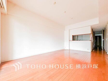 【Living room】光と風が溢れる開放的なリビングダイニングには自然と家族みんなが集まってきます。明るく穏やかな空気の中で飲んだり、食べたり、笑ったり。