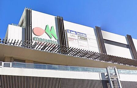 新鮮な食料品が揃います。夜遅くまで開いているので、帰宅が遅くなっても利用できて嬉しいですね。