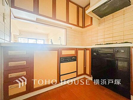 【Kitchen】ご家族みんなで調理ができる位のスペースを実現したキッチン空間となっております。みんなで作った料理を召し上がりながらの会話は、どのような物になるのでしょうか。