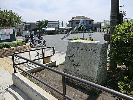 すべり台やブランコ・砂場などの遊具が複数あり、子どもが元気に体を動かして遊べます。園内にはベンチも複数あり休憩や見守りに便利なスペースとして親子連れに利用されています