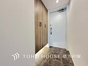【Entrance】清潔感溢れる玄関がお出迎えする本邸宅の物語は、ここから始まる日常を期待させます。この場所には「希望」と「優越」で包み込んでくれる「特別」な空間があります。