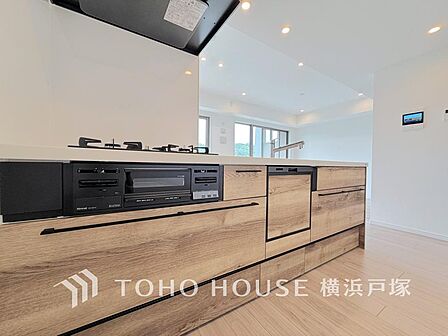 【Kitchen】長い時間滞在するキッチンだからこそ、食事の準備を楽しい時間に、忙しい時でもスムーズに無駄なく作業できる、お手入れも簡単にできるなど、毎日を楽しくするキッチンスペースに仕上げました。