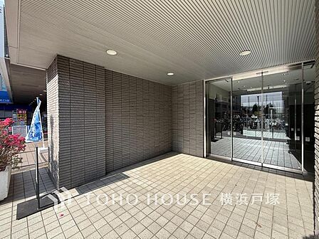 【Entrance】エントランスは毎日の行き帰りで使う大事な空間です。明るい基調で華やかなデザインを採用。