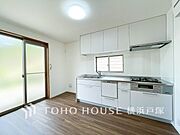 【Living room】ここにはみんなが集い、食事と楽しい会話が始まる。話に夢中になりすぎて、ついつい時を忘れてしまう。そんな束の間の幸せを感じさせてくれる場所。
