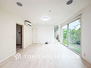 【Living room】柔らかな色合いのフローリングと清潔感の溢れるクロスが明るい空間を創り出しているリビングダイニング。憩いの場に相応しく、ここで楽しむ家族の時間が絆をより深めてくれそうです。