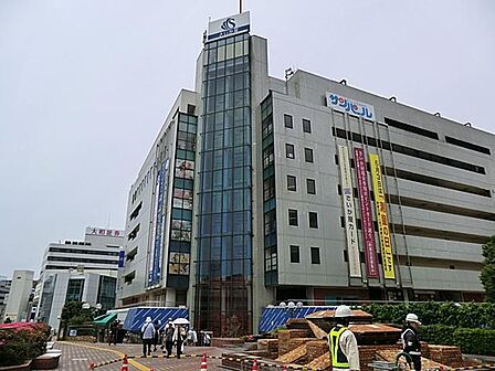 老舗百貨店。地下~2階に食料品・専門店、3~7階にファッション・生活雑貨、8階にレストラン街を展開しています。