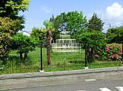 ジャングルジムなどの遊具が設置されており、子どもたちが登ったりくぐったりして遊ぶことができます。また、芝生の広場や、走ったり縄跳びなどで活発に動けるスペースもあります。