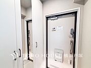 「Entrance」居住者の帰り、訪れる方を優しく迎え、やすらぎに満ちた生活空間を予感させる。健やかな暮らしを楽しめそう。
