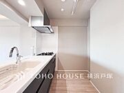 「Kitchen」家事動線やリビングとのつながりに配慮し、食事の準備や片付けなどの家事を楽しくするキッチンスペースに仕上げました。毎日使う場所だから気持よく使えて、居心地の良い空間に。