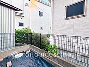【Garden】毎日の暮らしの中に癒しを与えてくれるお庭スペース。小さなお子様の遊び場にもちょうど良い空間です。ガーデニングで色とりどりの草花を綺麗に飾ればより一層華やかな空間になります。
