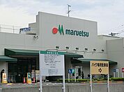 営業時間は9時〜21時、無料駐車場223台を完備。店内には100円均一やドラッグストアが併設され、品揃えや惣菜も充実しています。