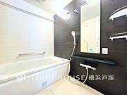 【Bathroom】1日の疲れを取り心身を癒すことができる住まいの中のリラクゼーション空間、リラックスできるよう優しいカラーをチョイスしました。時を忘れるほどのんびりできる空間に。