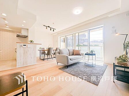 「Living room」家族みんなが爽やかに健やかに過ごせるように、溢れる光をたっぷり取り込んだリビングダイニング。集いの場、憩いの場としての快適性を求めたやすらぎの空間です。